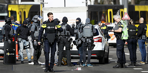 Utrecht, spari alla cieca sul tram. Tre morti, killer in manette Utrecht, spari alla cieca sul tram. Tre morti, killer in manette