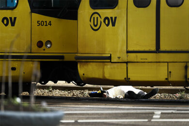 Utrecht, spari alla cieca sul tram. Tre morti, killer in manette