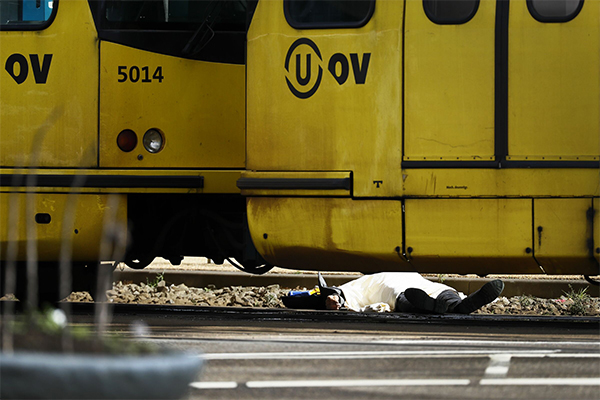 Utrecht, spari alla cieca sul tram. Tre morti, killer in manette Utrecht, spari alla cieca sul tram. Tre morti, killer in manette