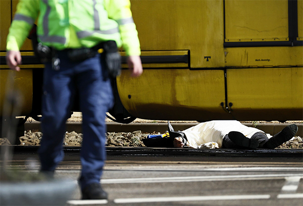 Utrecht, spari alla cieca sul tram. Tre morti, killer in manette Utrecht, spari alla cieca sul tram. Tre morti, killer in manette