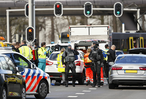 Utrecht, spari alla cieca sul tram. Tre morti, killer in manette Utrecht, spari alla cieca sul tram. Tre morti, killer in manette
