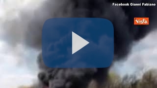 Autista dà fuoco ad bus di studenti: “L’ho fatto per i migranti”. FOTO