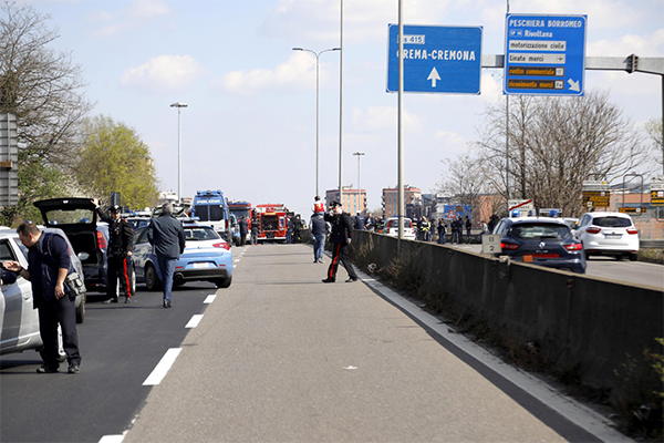 Autista dà fuoco ad bus di studenti: “L’ho fatto per i migranti”. FOTO Autista dà fuoco ad bus di studenti: “L’ho fatto per i migranti”. FOTO