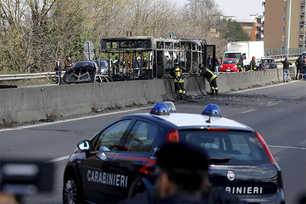 Autista dà fuoco ad bus di studenti: “L’ho fatto per i migranti”. FOTO Autista dà fuoco ad bus di studenti: “L’ho fatto per i migranti”. FOTO