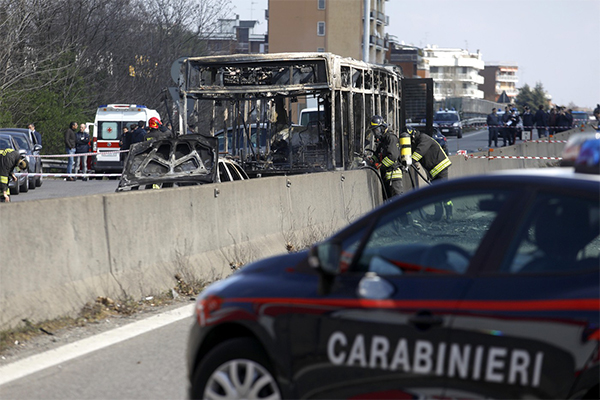 Autista dà fuoco ad bus di studenti: “L’ho fatto per i migranti”. FOTO Autista dà fuoco ad bus di studenti: “L’ho fatto per i migranti”. FOTO
