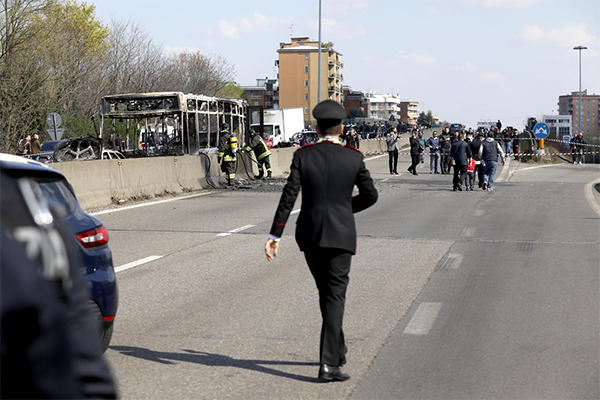 Autista dà fuoco ad bus di studenti: “L’ho fatto per i migranti”. FOTO Autista dà fuoco ad bus di studenti: “L’ho fatto per i migranti”. FOTO
