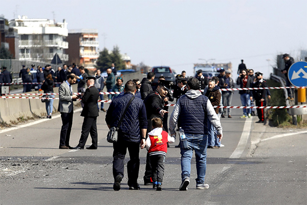Autista dà fuoco ad bus di studenti: “L’ho fatto per i migranti”. FOTO Autista dà fuoco ad bus di studenti: “L’ho fatto per i migranti”. FOTO