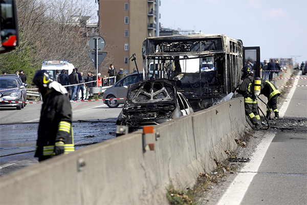 Autista dà fuoco ad bus di studenti: “L’ho fatto per i migranti”. FOTO Autista dà fuoco ad bus di studenti: “L’ho fatto per i migranti”. FOTO