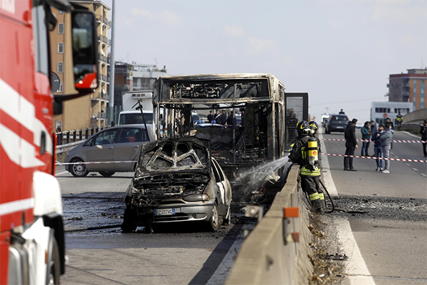 Autista dà fuoco ad bus di studenti: “L’ho fatto per i migranti”. FOTO Autista dà fuoco ad bus di studenti: “L’ho fatto per i migranti”. FOTO
