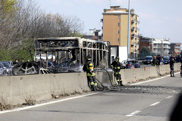 Autista dà fuoco ad bus di studenti: “L’ho fatto per i migranti”. FOTO Autista dà fuoco ad bus di studenti: “L’ho fatto per i migranti”. FOTO