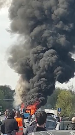 Autista dà fuoco ad bus di studenti: “L’ho fatto per i migranti”. FOTO Autista dà fuoco ad bus di studenti: “L’ho fatto per i migranti”. FOTO