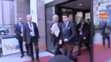 Conte indietreggia davanti ai microfoni dei giornalisti che lo puntano