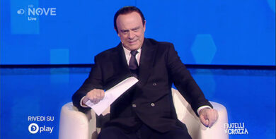 Crozza/Berlusconi: “Oggi è interminabile, sono in piedi già da 40 minuti”