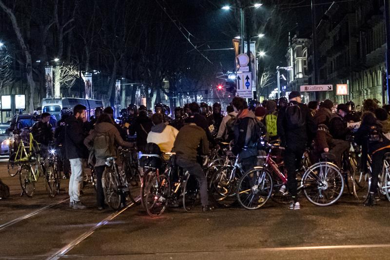 Torino, scontri tra bikers e polizia durante manifestazione. 4 denunciati Torino, scontri tra bikers e polizia durante manifestazione. 4 denunciati