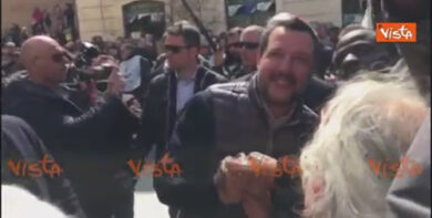 Migrante chiede selfie a Salvini e i due si danno il cinque prima del comizio