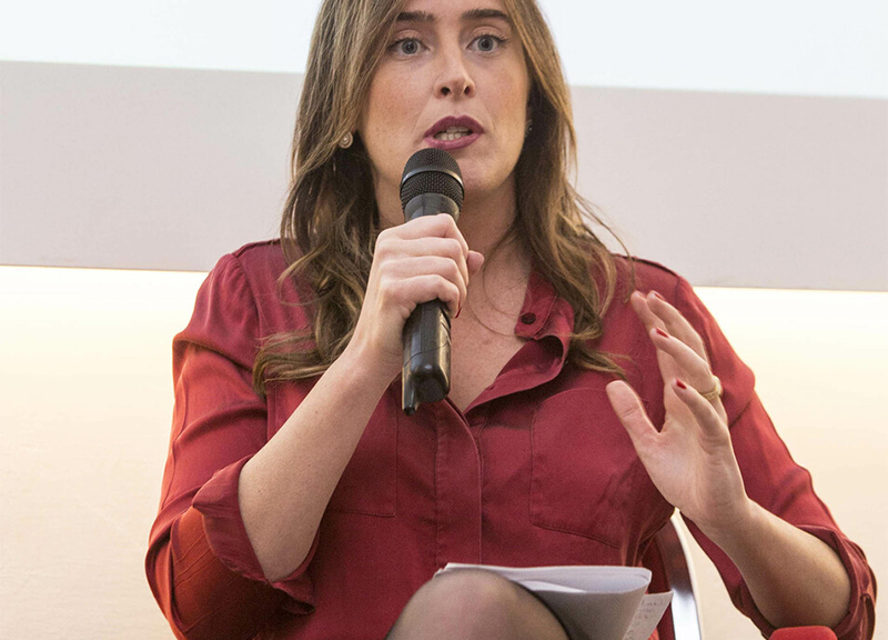Maria Elena Boschi in look bianco si commuove in Aula: ecco perché. VIDEO