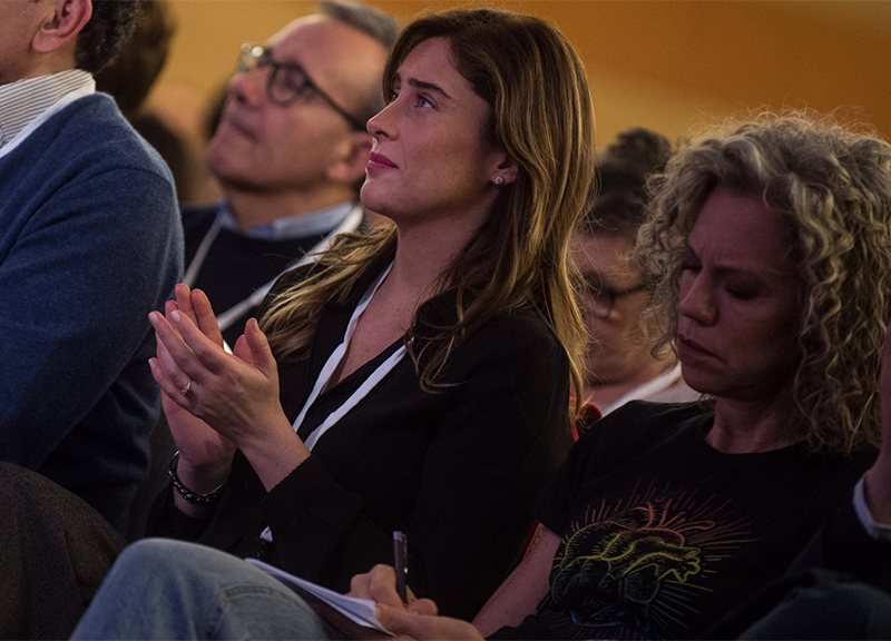 Maria Elena Boschi in look bianco si commuove in Aula: ecco perché. VIDEO
