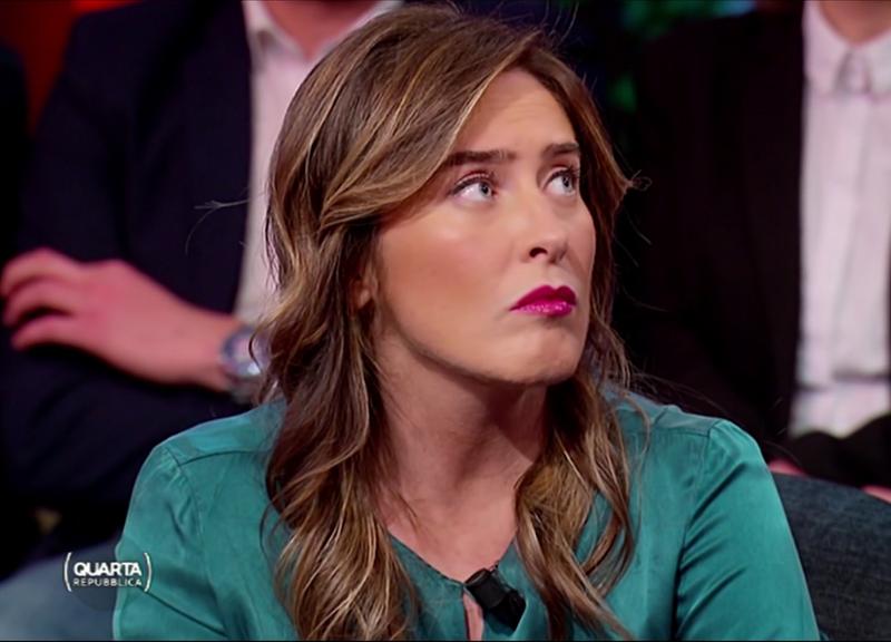Maria Elena Boschi in look bianco si commuove in Aula: ecco perché. VIDEO