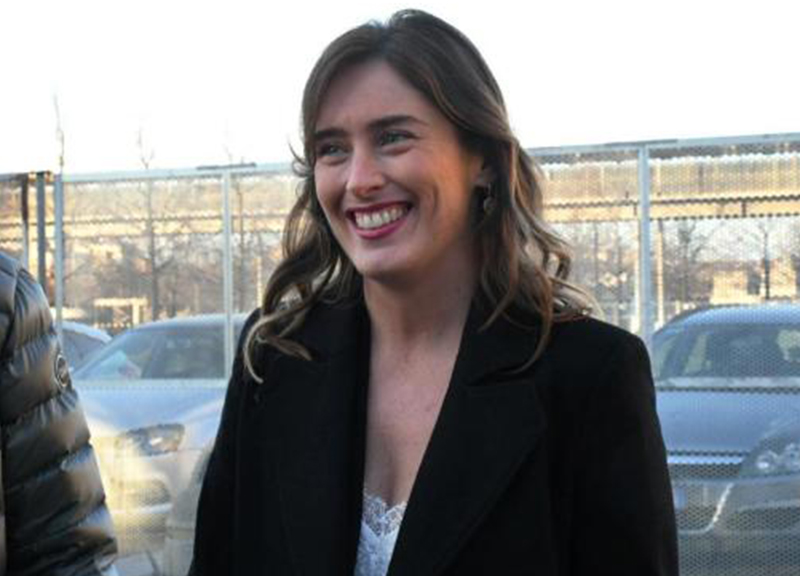 Maria Elena Boschi in look bianco si commuove in Aula: ecco perché. VIDEO