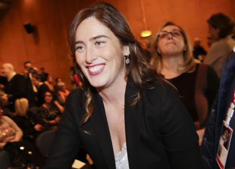 Maria Elena Boschi in look bianco si commuove in Aula: ecco perché. VIDEO
