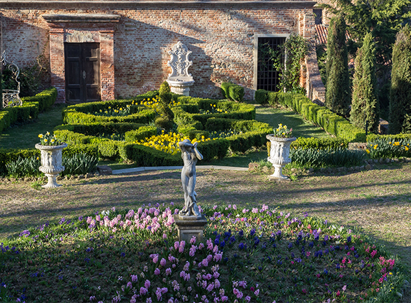 Castello di Piea d’Asti, il fascino del presente ritornando nel passato Castello di Piea d’Asti, il fascino del presente ritornando nel passato