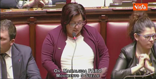 Deputata M5s sbaglia la pronuncia della banca tedesca in aula Deputata M5s sbaglia la pronuncia della banca tedesca in aula
