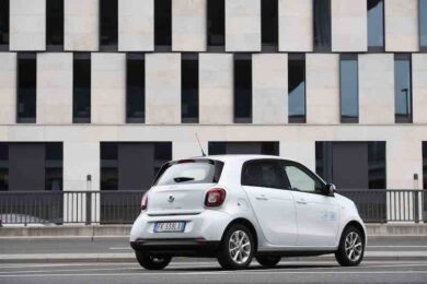 Smart, Mercedes accelera sulla vendita. I compratori? I cinesi di Geely o Bmw