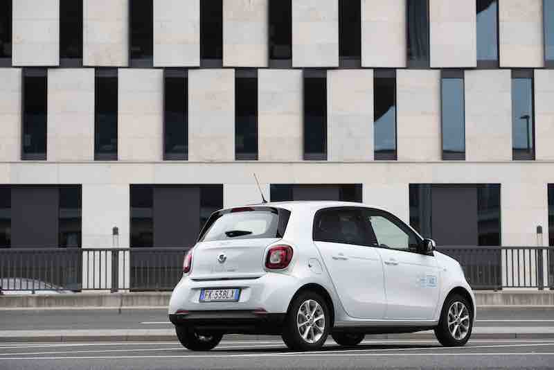 Smart, Mercedes accelera sulla vendita. I compratori? I cinesi di Geely o Bmw Smart, Mercedes accelera sulla vendita. I compratori? I cinesi di Geely o Bmw