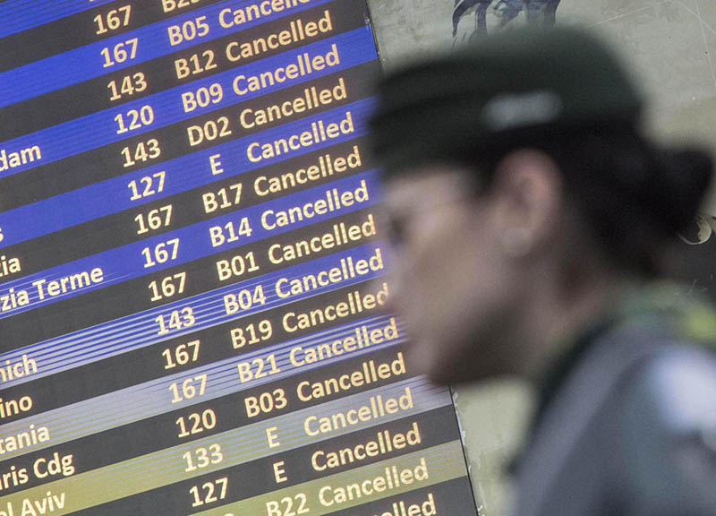Alitalia, ultimatum dei commissari a Ferrovie. Rischio politico sul futuro Alitalia, ultimatum dei commissari a Ferrovie. Rischio politico sul futuro
