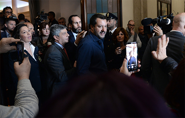 Salvini incontra e premia i ragazzi del bus dirottato a San Donato Salvini incontra e premia i ragazzi del bus dirottato a San Donato