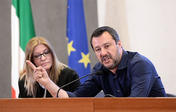 Salvini incontra e premia i ragazzi del bus dirottato a San Donato Salvini incontra e premia i ragazzi del bus dirottato a San Donato