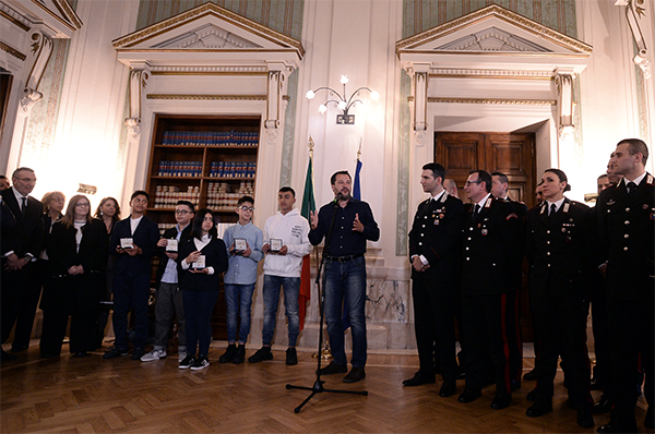 Salvini incontra e premia i ragazzi del bus dirottato a San Donato Salvini incontra e premia i ragazzi del bus dirottato a San Donato