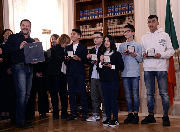 Salvini incontra e premia i ragazzi del bus dirottato a San Donato Salvini incontra e premia i ragazzi del bus dirottato a San Donato