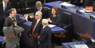 Tusk prova a fare un selfie con l’eurodeputato e Juncker gli copre il telefono