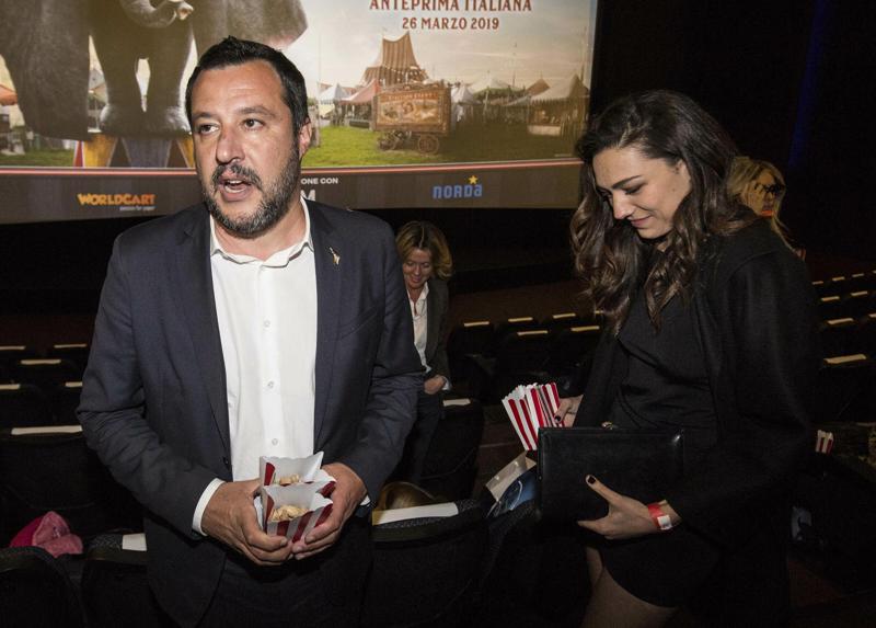 Salvini-Francesca, social tra critiche e ironia: “E la famiglia tradizionale?” Salvini-Francesca, social tra critiche e ironia: “E la famiglia tradizionale?”