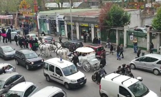 Napoli, scandalo per le nozze trash tra il neomelodico e la vedova del boss Napoli, scandalo per le nozze trash tra il neomelodico e la vedova del boss