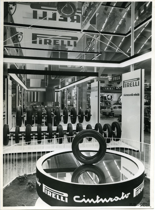 Alla Milano Sanremo Pirelli gomma la Mercedes 300 SL Gullwing