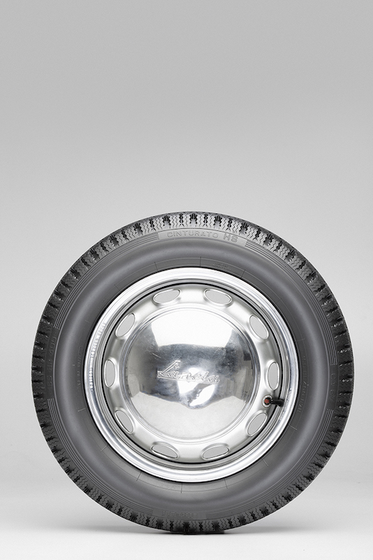 Alla Milano Sanremo Pirelli gomma la Mercedes 300 SL Gullwing