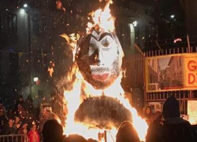 Brescia, bruciato fantoccio con le sembianze di Salvini