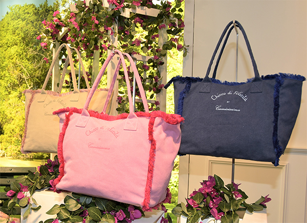 Rocio Munoz Morales testimonial con la bag “Chicco di Felicità by Camicissima”