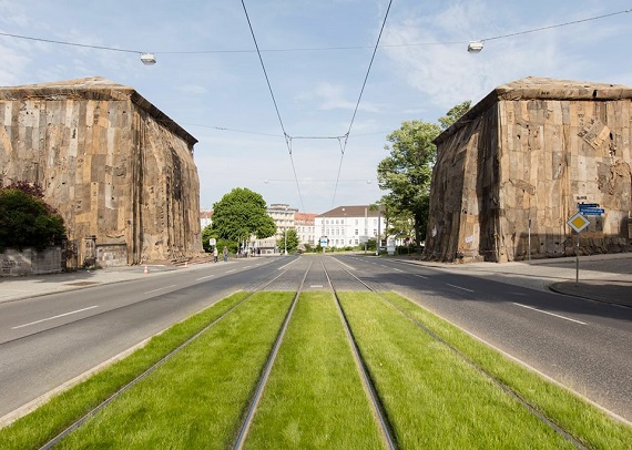 Porta Venezia: caselli avvolti di juta per la Art Week. FOTO