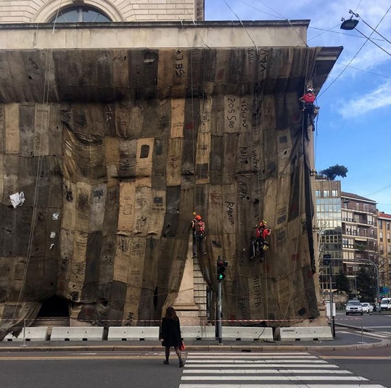Porta Venezia: caselli avvolti di juta per la Art Week. FOTO