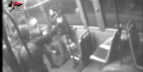 Insulti razzisti e botte sul bus: presi 3 minori. Erano incubo degli stranieri Insulti razzisti e botte sul bus: presi 3 minori. Erano incubo degli stranieri