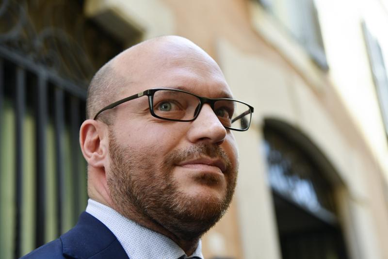 Nuova polemica sulle adozioni. Nel mirino del M5s il ministro Fontana Nuova polemica sulle adozioni. Nel mirino del M5s il ministro Fontana