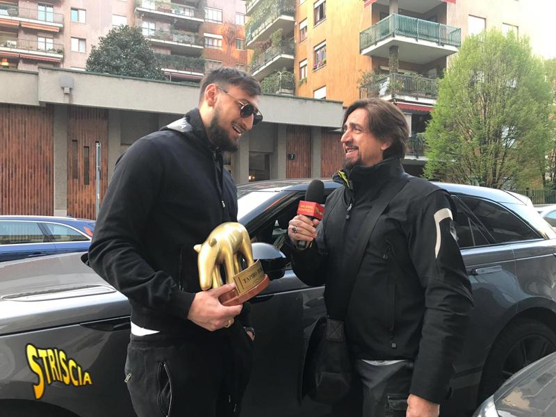 MILAN, Donnarumma riceve il Tapiro di Striscia: ‘Papera dell’anno’ MILAN, Donnarumma riceve il Tapiro di Striscia: ‘Papera dell’anno’