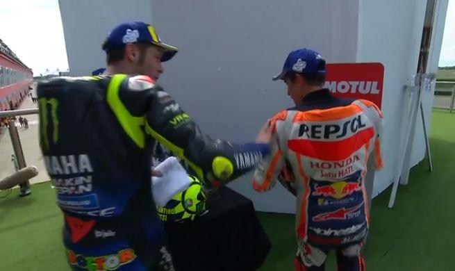 Valentino Rossi e Marquez: stretta di mano. MotoGp, pace post GP d’Argentina Valentino Rossi e Marquez: stretta di mano. MotoGp, pace post GP d’Argentina