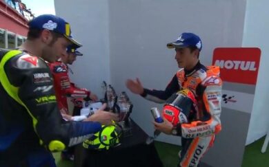 Valentino Rossi e Marquez: stretta di mano. MotoGp, pace post GP d’Argentina