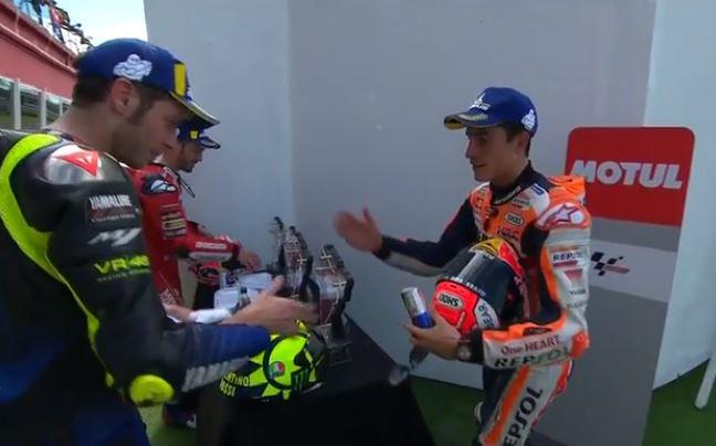 Valentino Rossi e Marquez: stretta di mano. MotoGp, pace post GP d’Argentina Valentino Rossi e Marquez: stretta di mano. MotoGp, pace post GP d’Argentina