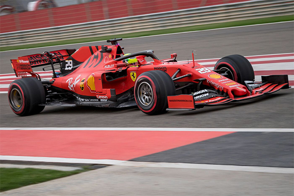 Ferrari: Mick Schumacher brilla, sesto sotto gli occhi di mamma Corinna Ferrari: Mick Schumacher brilla, sesto sotto gli occhi di mamma Corinna