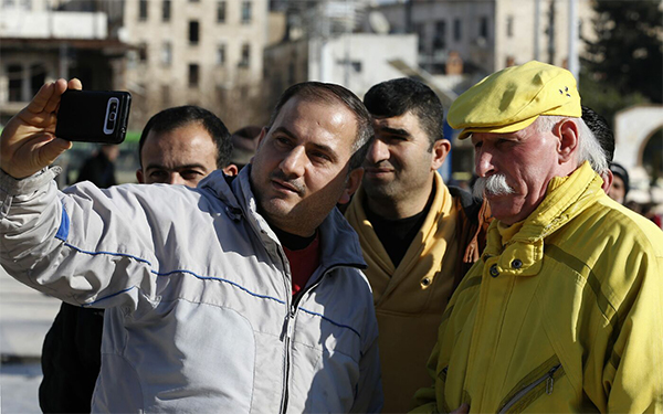 Siria, la singolare storia dell’uomo in giallo di Aleppo Siria, la singolare storia dell’uomo in giallo di Aleppo